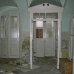 Durvis vestibilā. Foto SIA AIG, 2003