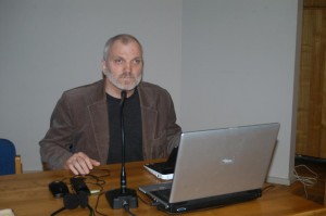 H.Soms prezentē DCDC semināra dalībniekiem. Daugavpilī, 2011.gada 15.februāris. Hansa Rūdolfa Neumanna foto