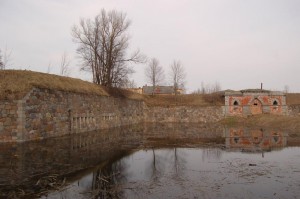 8. bastiona kreisā flanga un kreisās fases stūris, un Nikolaja vārti. Foto M. Grunskis, 2010.04.11.