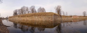 8. bastiona kreisā flanga un kreisās fases stūris, panorāma. Foto M. Grunskis, 2010.04.11.