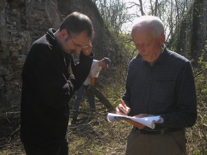 Biedrības biedrs Matiass Kellermanns (no kreisās) un fizikas profesors Klauss Bartels. 2009.gada 3.aprīlis. H.Soma foto.