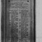 Piemiņas plāksne baznīcā. kurā ierakstīti Daugavpils garnizona 98 kritušo karavīru uzvārdi. Plāksne atklāta 1937.gada 11.novembrī. Avots: Latvijas Kareivis, 1937. 16.nov.