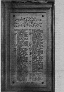 Piemiņas plāksne baznīcā. kurā ierakstīti Daugavpils garnizona 98 kritušo karavīru uzvārdi. Plāksne atklāta 1937.gada 11.novembrī. Avots: Latvijas Kareivis, 1937. 16.nov.