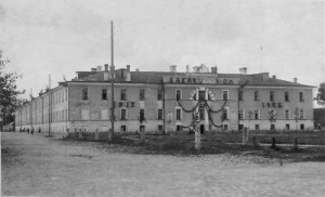 Latvijas armijas sakaru komanda bijušajās Konstatīna kazarmās iepretim 32.kazarmām.