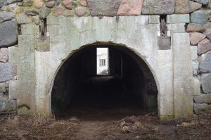 1. bastiona poternas fasāde no aizsargceltņu puses. Foto: M. Grunskis, 2012