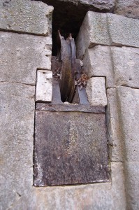 1. bastiona poternas mehānisms fasādē no aizsargceltņu puses. Foto: M. Grunskis, 2012