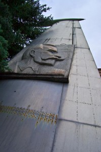 Padomju miliitārās lidmašīnas - izlūka (Як 25 РВ) spārna daļa ar J.Fabriciusa bareljefu. Uzstādīts ēkas remonta laikā 1972. - 1973. gadā. Foto: M.Grunskis