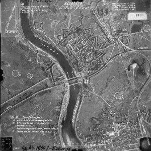 Daugavpils un tās apkārtne 1944.gada 12.septembrī. http://www.wwii-photos-maps.com/targetrussia/citynamesbeginningd/citynames-dabr-dzis/slides/Dunaburg%20%20010.html