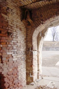 6. bastiona poternas izeja uz bastiona pusei, iekšskats.  Tilta pacelšanas mehānisms un vārtu eņģes. Foto M. Grunskis, 2012.03.24.