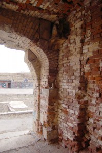 6. bastiona poternas izeja uz bastiona pusei, iekšskats. Tilta pacelšanas mehānisms un vārtu eņģes. Foto M. Grunskis, 2012.03.24.