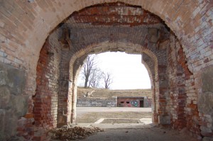 6. bastiona poternas izeja uz bastiona pusei, iekšskats. Tilta pacelšanas mehānisms un vārtu eņģes. Foto M. Grunskis, 2012.03.24.