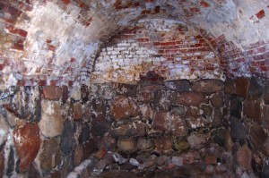 5. bastiona poternas iekšskats, nišas galvenajā valnī. Foto M. Grunskis, 2012.03.24.