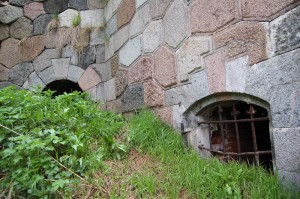 4. bastiona kreisā flanga un kreisās fases stūris no iekšpagalma puses. Foto M. Grunskis, 2011.05.17.