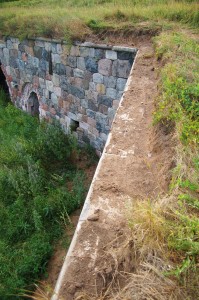 5. bastiona kreisā flanga un kreisās fases stūris no pagalma puses. Redzama cinka norakšanas vieta virs kreisās fases daļas. Foto M. Grunskis, 2008.07.16.