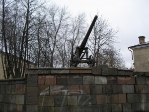 Tērauda lielgabals uz dzelzs lafetes. Foto H.Soms, 2012