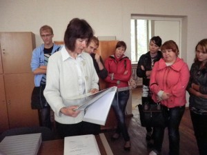 Daugavpils zonālā arhīva apmeklējums 2012.gada 13.septembrī. Priekšplānā arhīva eksperte Indra Skrinda. Foto H.Soms